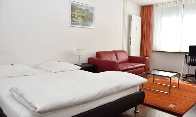 Seefeld Apartment | Studio near Lake - Flower 02