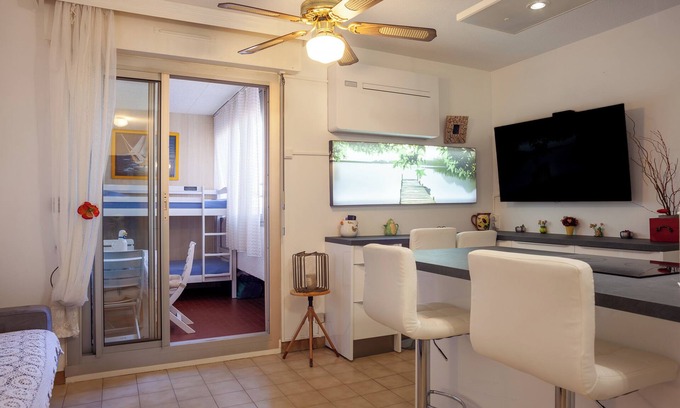 Le Pradet Apartment | Studio "Near the Beaches" with Private Loggia and Wi-Fi