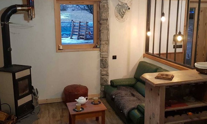 Bramans Apartment | Studio on the edge of the forest - 2 adults + 1 child