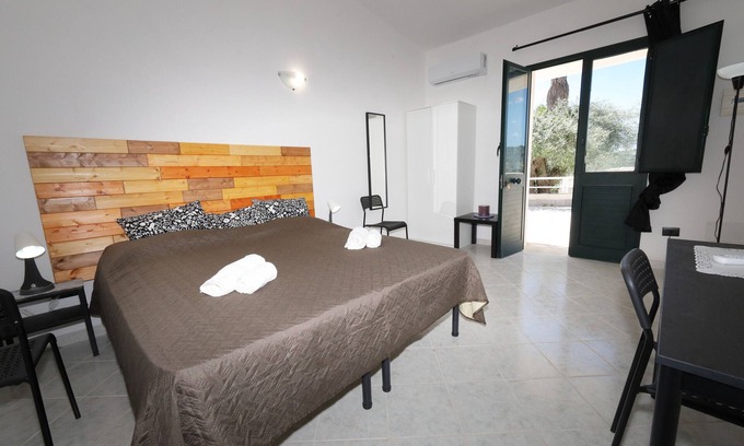 Noto Historic Centre Apartment | Studio 'Origano - Fiumara Val Di Noto' with Mountain View, Wi-Fi and Air Conditioning