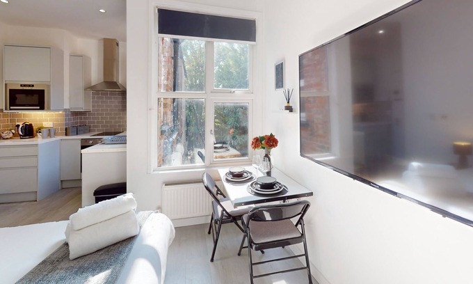 Harrow Apartment | Studio Retreat for 2 in Central Harrow*5