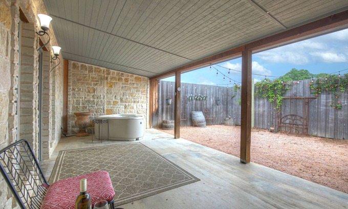 Fredericksburg Cottage | Studio Suite with Hot Tub 10mins To Fred!