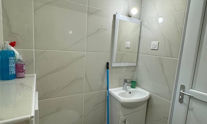 Sevran House | Studio Très Confortable Avec Grand Jardin Pour Stationner Véhicule Transports