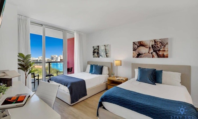 Hallandale Beach Apartment | Studio w/Infinite Views & Pool - Near Beach