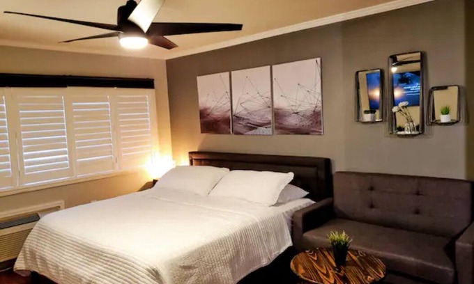 College Town Apartment | Studio walking distance to Stadium & Nightlife!
