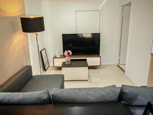 Hornsby House | Studio with backyard close 2train&Westfield
