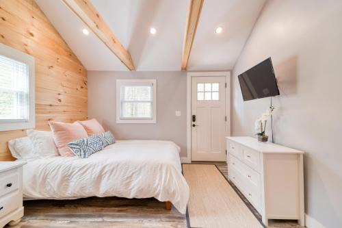Harwich Port House | Studio with Deck by Leavetown Vacations