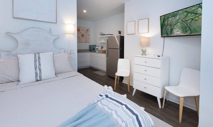 Goose Creek Apartment | Studio with Hot Tub 20 min to Downtown and Beaches