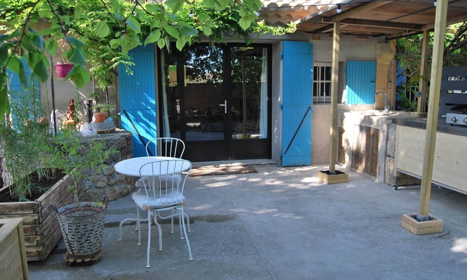 Salon-de-Provence Apartment | Studio with indoor and outdoor kitchens, salt pool (5X10), trampoline