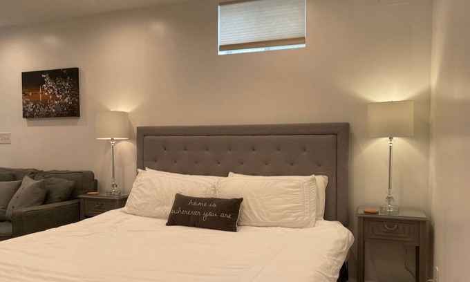 Palisades Apartment | Studio with King size bed and Parking
