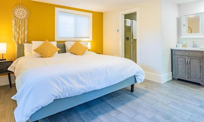 Ashland Apartment | Studio with King-Size Bed