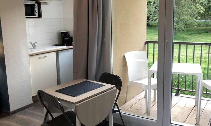 Equemauville Apartment | Studio with swimming pool near Honfleur