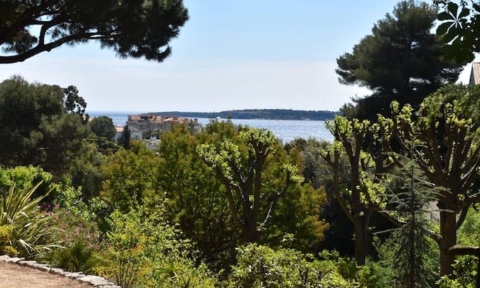 La Croix des Gardes Apartment | Studio with terrace, park, swimming pool, tennis court and sea 800m away
