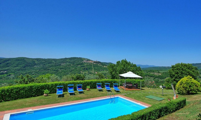 Civitella in Val di Chiana Villa | Stunning private villa with A/C, private pool, WIFI, patio, panoramic view, parking, close to Arezzo