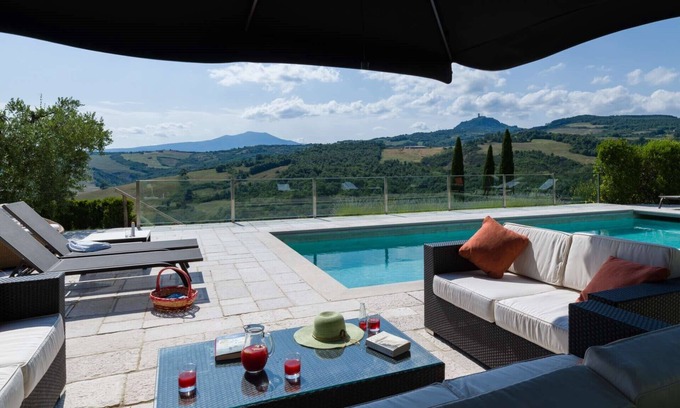 Il Poggio Villa | Stunning farmhouse with heated private pool