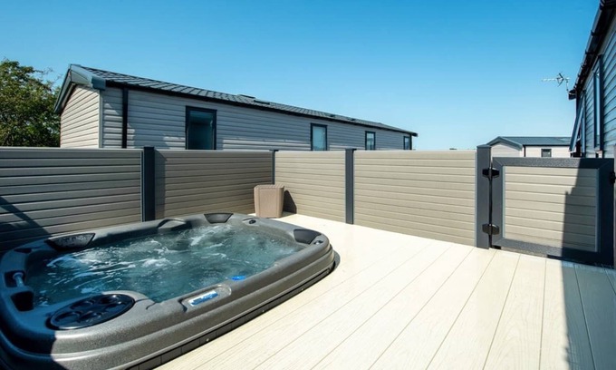 Blackford House | Stunning 13ft-wide holiday home with one double with en-suite shower and one twin.