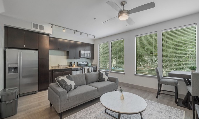 Oak Lawn Apartment | Stunning 1br Apartment I W/D I Parking
