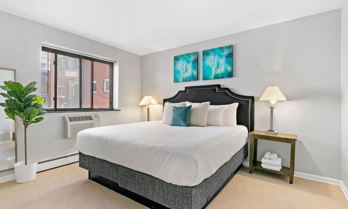 Lake View East Apartment | Stunning 1BR Apartment at Center of Lakeview