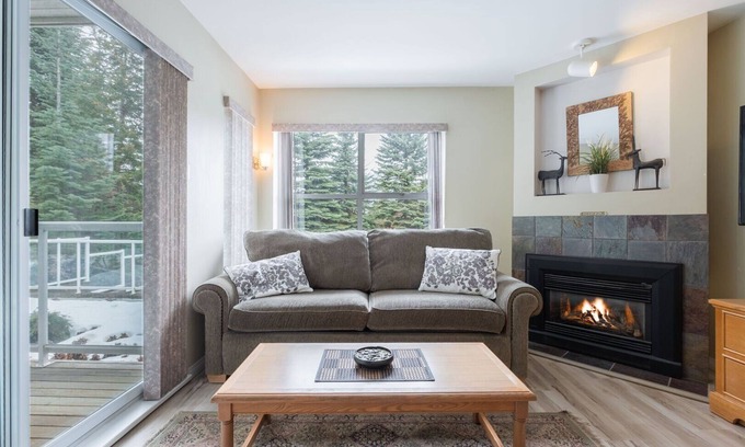 Blackcomb Condo | Stunning 2 BDR | Steps to Blackcomb | Free Parking | Shared hot tub