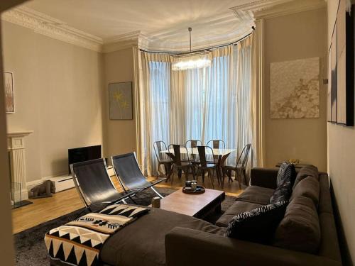 Kensington Apartment | Stunning 2 bed/2bath flat in heart of Kensington