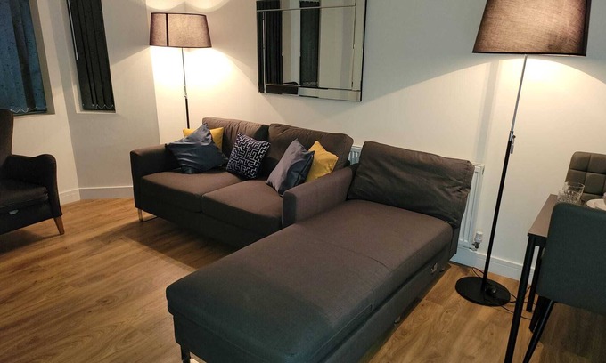 Belle Vue Apartment | Stunning 2-Bed Apartment in Manchester Built 2023