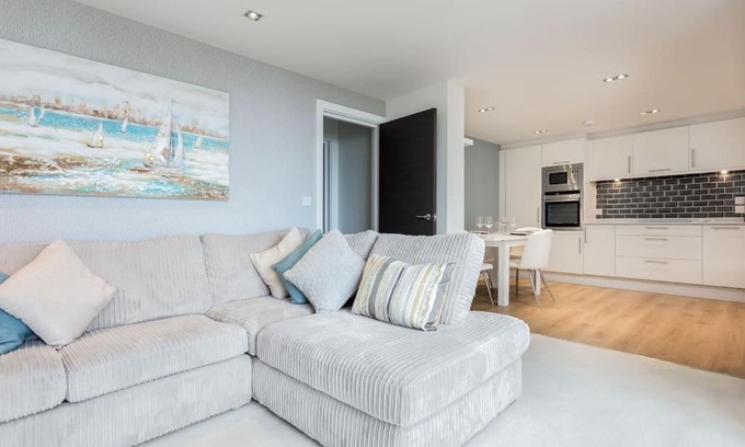 Southbourne Apartment | Stunning 2 bed apartment, fabulous sea view & 2 minutes to beach with parking