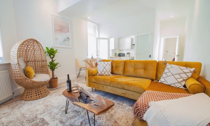 Bournemouth City Centre Apartment | Stunning 2 Bed Apt - 60 second walk from the Beach