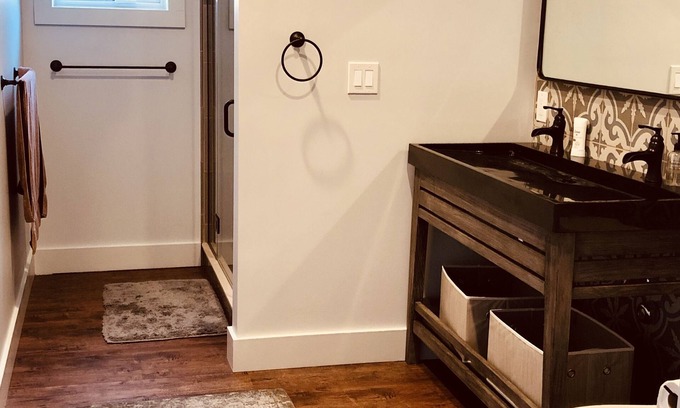 Woodstock House | Stunning 2 bedroom on gated property — 10 minute walk to downtown Woodstock!