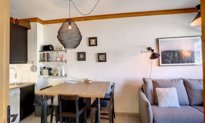 Les Bruyeres Apartment | Stunning 2-room apt, sleeps 4, balcony, ski-in/ski-out, WiFi