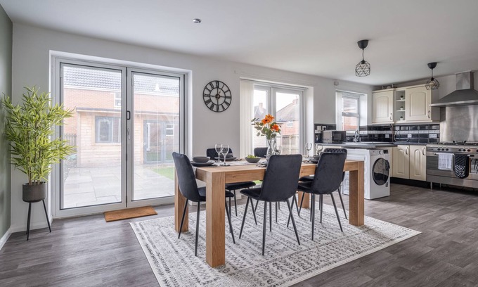 Newcastle-upon-Tyne House | Stunning 3 bed 3 bath detached house l Pool Table l Private Parking l Fast WiFi