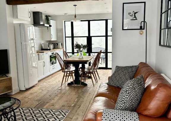 Kemptown House | Stunning 3 bedroom & 2 bathroom cottage with patio