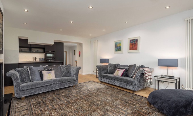 New Town Apartment | Stunning 3-bedroom apartment in the heart of Edinburgh's city centre. Sleeps 6.