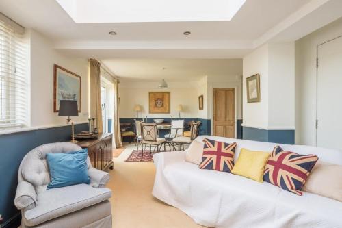 Trumpington House | Stunning 3 Bedroom Home with Terrace & Parking