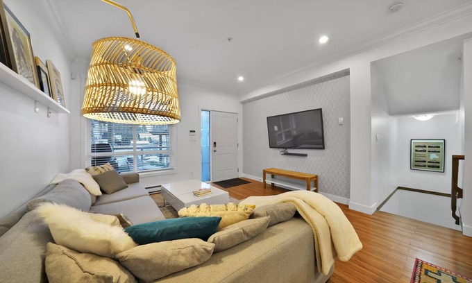 Kensington-Cedar Cottage House | Stunning 3 Bedroom Oasis!