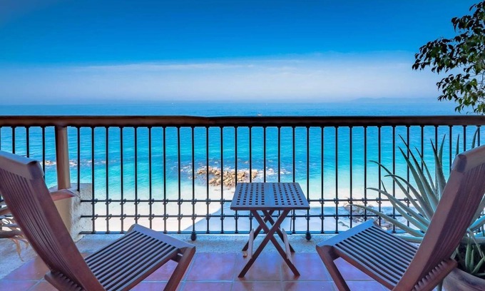 South Shore Hotel Area Condo | STUNNING 3 BR & 3BA SOUTH SHORE BEACHFRONT RESIDENCE!