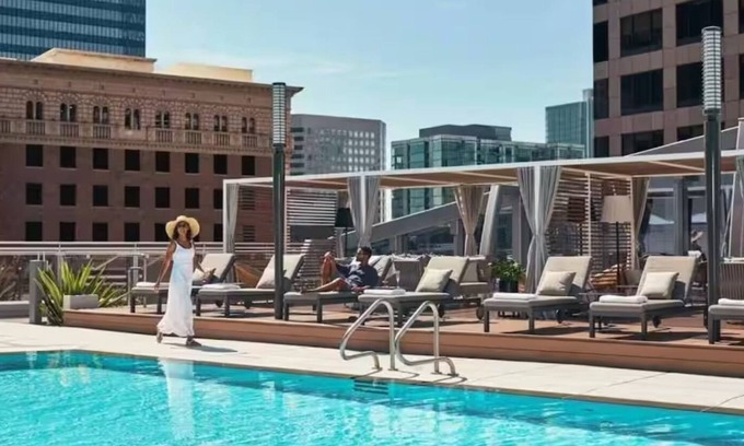 Downtown Los Angeles Apartment | Stunning 3BR High-Rise Apartment with Pool, Spa & Rooftop Views