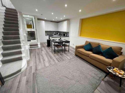 Ferndale Apartment | Stunning 3BR Maisonette in Brixton