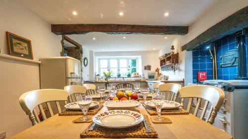 Chipping Norton Apartment | Stunning 4-Bed Thatched Cottage in Oxfordshire!