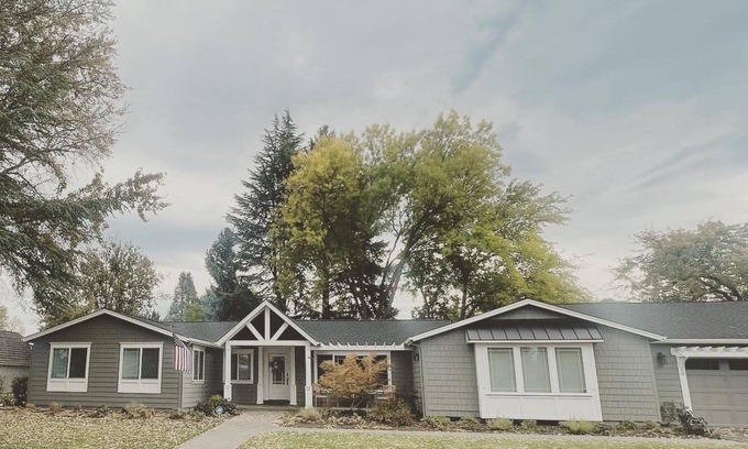Medford House | Stunning 4 bedroom spacious home on fully landscaped acre.