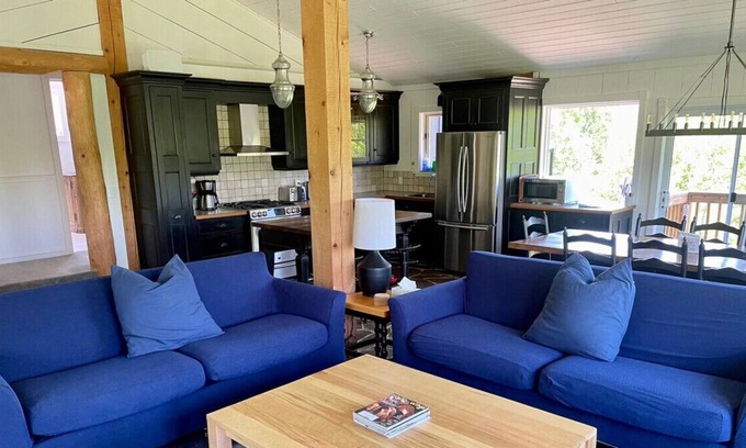 Grey Highlands Ski Chalet | Stunning 4-Bedroom Cottage - Perfect Getaway!