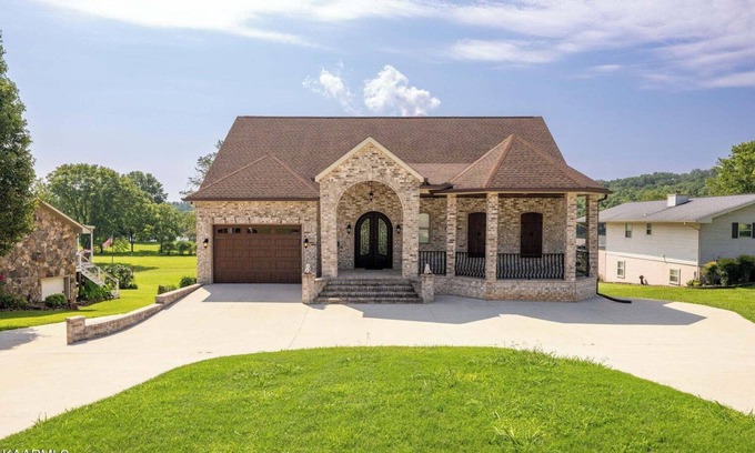 Spring City House | Stunning 4 bedroom lake front home in Spring City, Tennessee with all amenities.