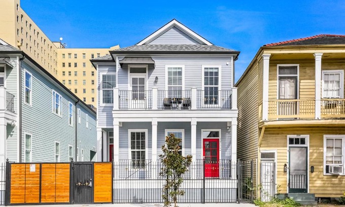 Faubourg Lafayette Apartment | Stunning 4BR-5BR near French Quarter Homes by Hosteeva
