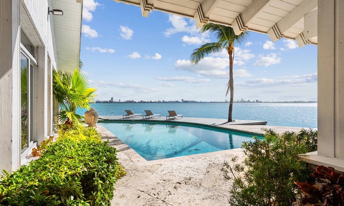 North Bay Village Villa | Stunning 5 BDR Waterfront Villa W/Pool, Jacuzzi & BBQ