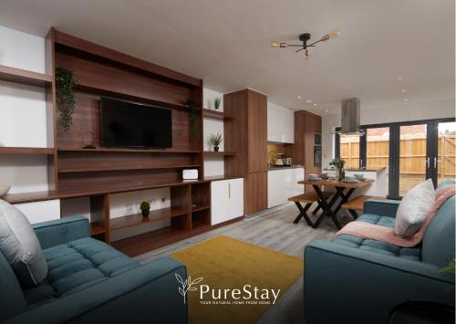 Failsworth House | Stunning 5 Bed Manchester House With Parking By PureStay Short Lets & Serviced Accommodation