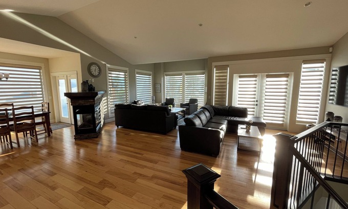 Central Okanagan House | Stunning 5 Bedroom Lake House in Coral Beach