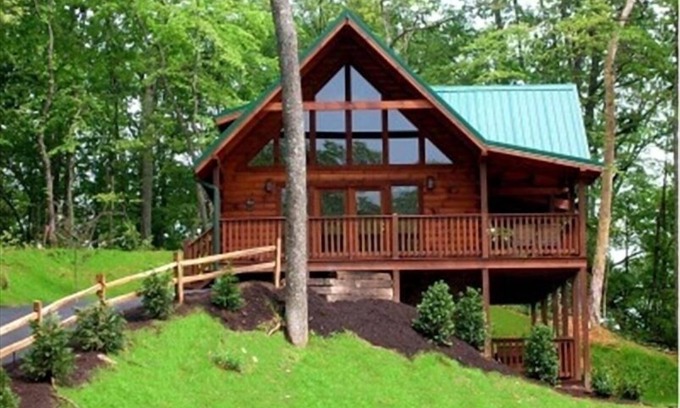 Black Bear Falls Cabin | STUNNING 5-STAR CABIN- BACK TO SCHOOL SPECIAL- 100 OFF Per Night 9/01/25-9/20/25