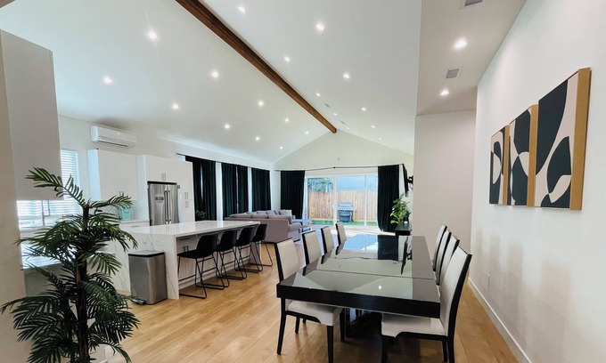 Encino House | Stunning 5BD3.5BA Family 1 Story Home in Encino