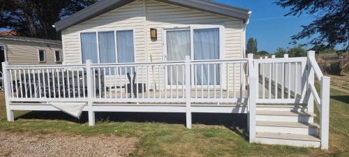 Clacton-on-Sea Cabin | Stunning 6 Berth Lodge With Decking At Valley Farm Holiday Park Ref 46735V