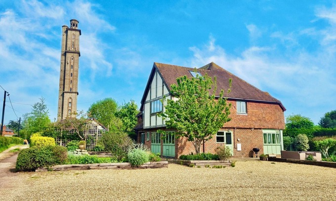 New Forest District House | Stunning 7 Bedroom Escape Near New Forest and Beach - Large Garden - Sleeps 14