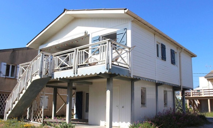 Gruissan Plage Ski Chalet | Stunning 8-Person Chalet with Terrace Near Beach, Fully Equipped Kitchen & Parking